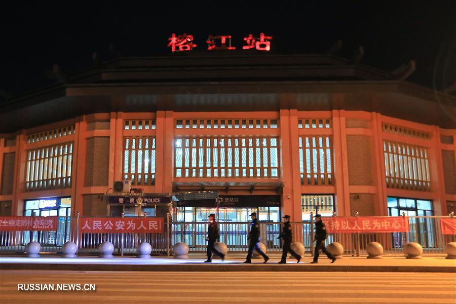 Железнодорожная полиция проводит ночную проверку для обеспечения безопасности массовых новогодних пассажироперевозок