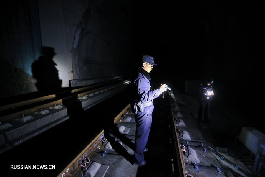 Железнодорожная полиция проводит ночную проверку для обеспечения безопасности массовых новогодних пассажироперевозок