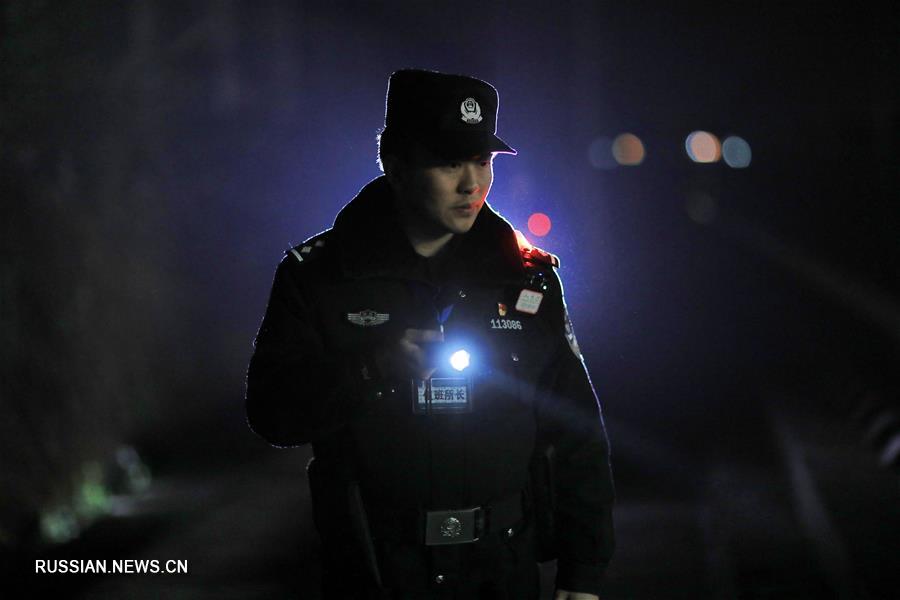 Железнодорожная полиция проводит ночную проверку для обеспечения безопасности массовых новогодних пассажироперевозок