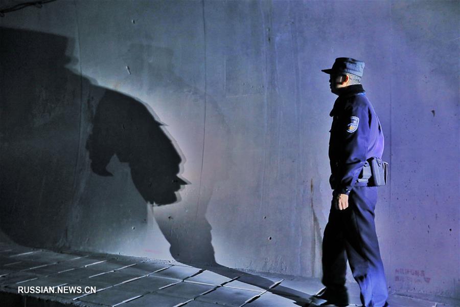 Железнодорожная полиция проводит ночную проверку для обеспечения безопасности массовых новогодних пассажироперевозок