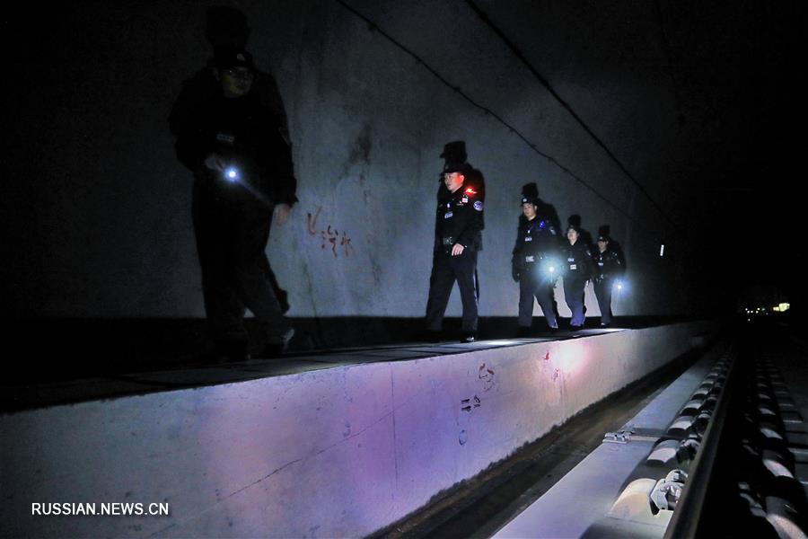 Железнодорожная полиция проводит ночную проверку для обеспечения безопасности массовых новогодних пассажироперевозок