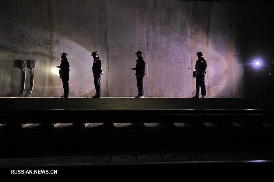 Железнодорожная полиция проводит ночную проверку для обеспечения безопасности массовых новогодних пассажироперевозок