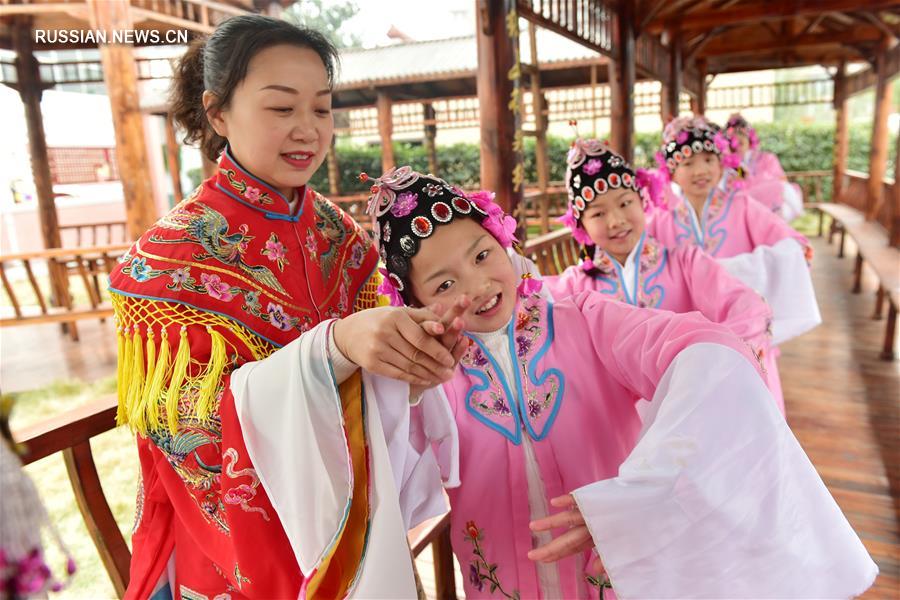 Школьники приобщаются к традиционной китайской музыкальной драме