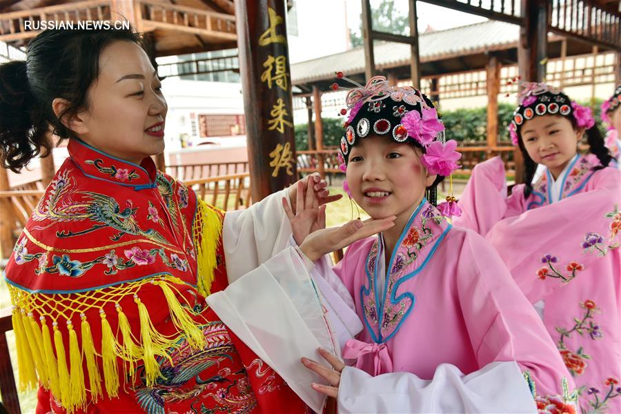 Школьники приобщаются к традиционной китайской музыкальной драме