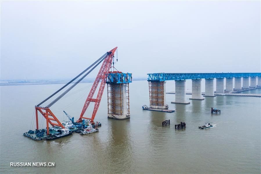 Строители установили последнюю стальную балку на опоры главной фарватерной секции моста Хутун