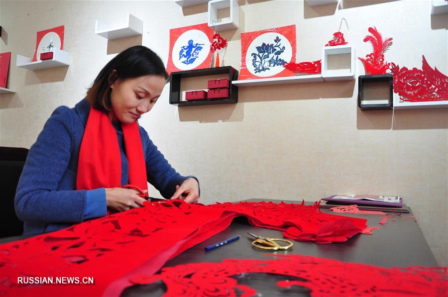 Праздничные наряды с "бумажными вырезками" от мастерицы из Ляочэна