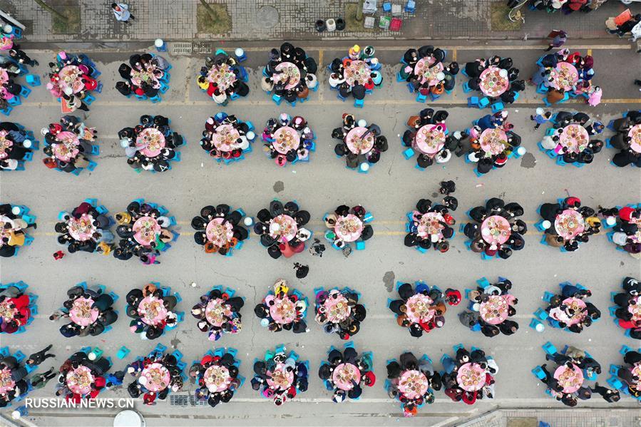"Уехавшие из бедности" жители уезда Хуэйшуй встречают Праздник весны