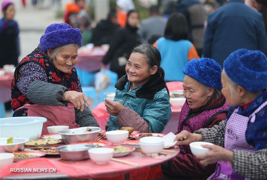 "Уехавшие из бедности" жители уезда Хуэйшуй встречают Праздник весны