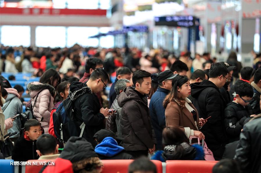 Китайцы возвращаются после новогодних каникул
