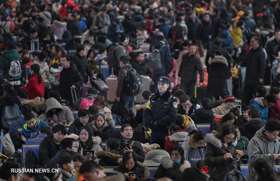Китайцы возвращаются после новогодних каникул