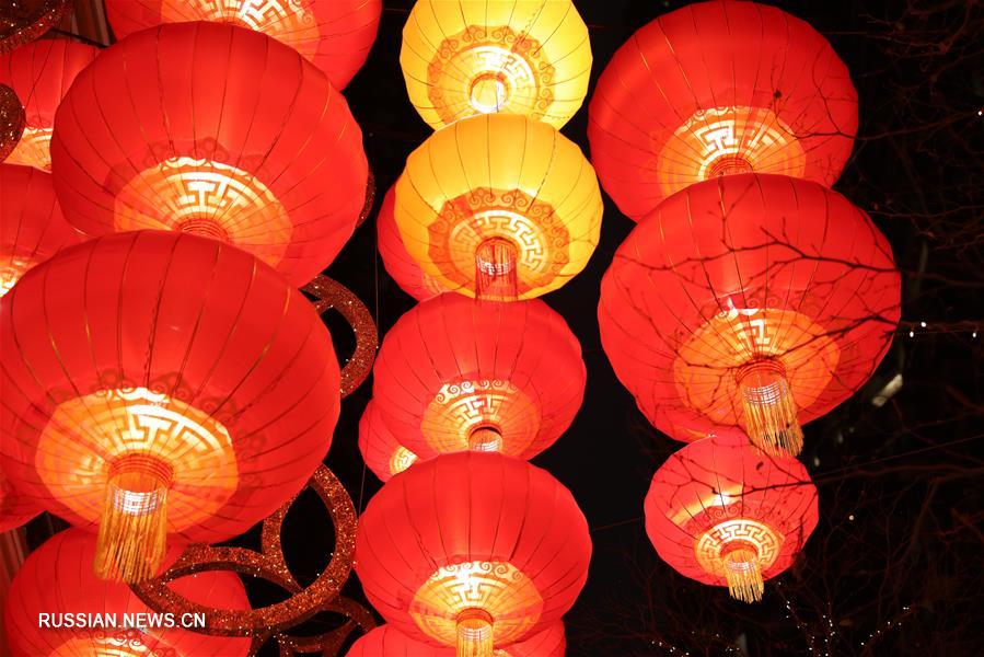 Красное море фонарных гирлянд на улицах Сянгана