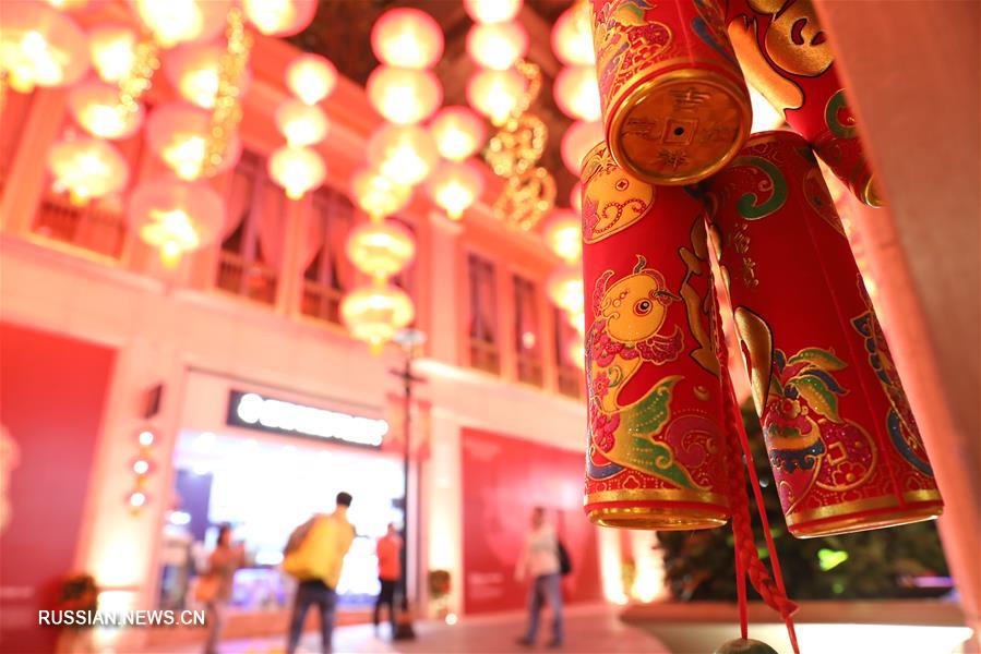 Красное море фонарных гирлянд на улицах Сянгана