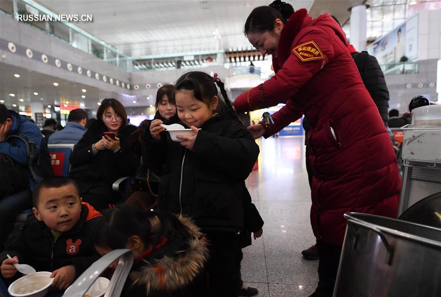 Праздничная атмосфера на Южном вокзале Нанкина