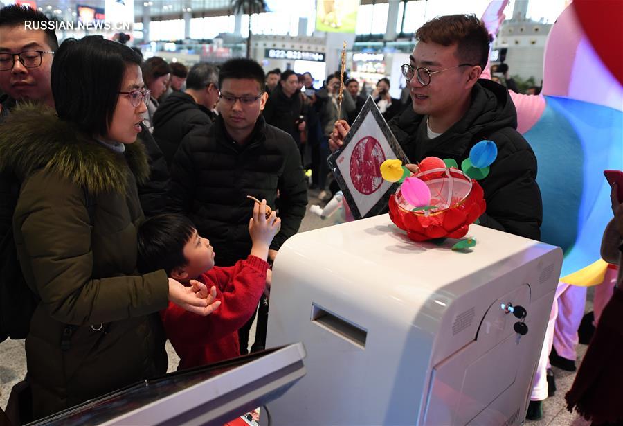 Праздничная атмосфера на Южном вокзале Нанкина