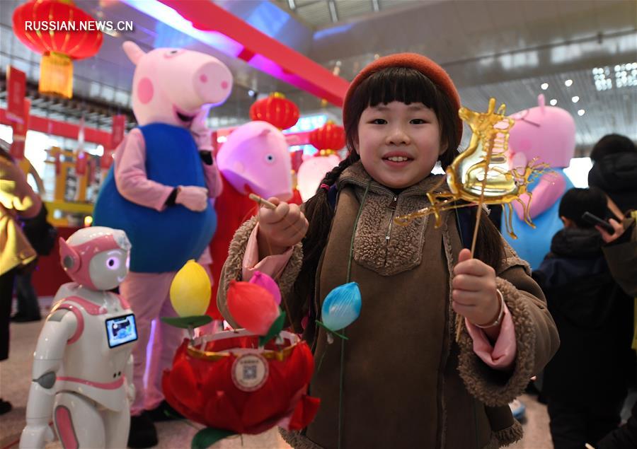 Праздничная атмосфера на Южном вокзале Нанкина