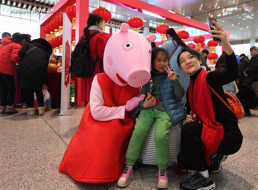 Праздничная атмосфера на Южном вокзале Нанкина