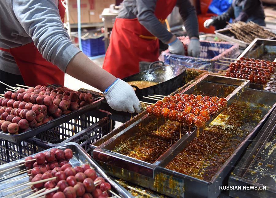 Открытие традиционного фестиваля засахаренных ягод в китайском городе Циндао