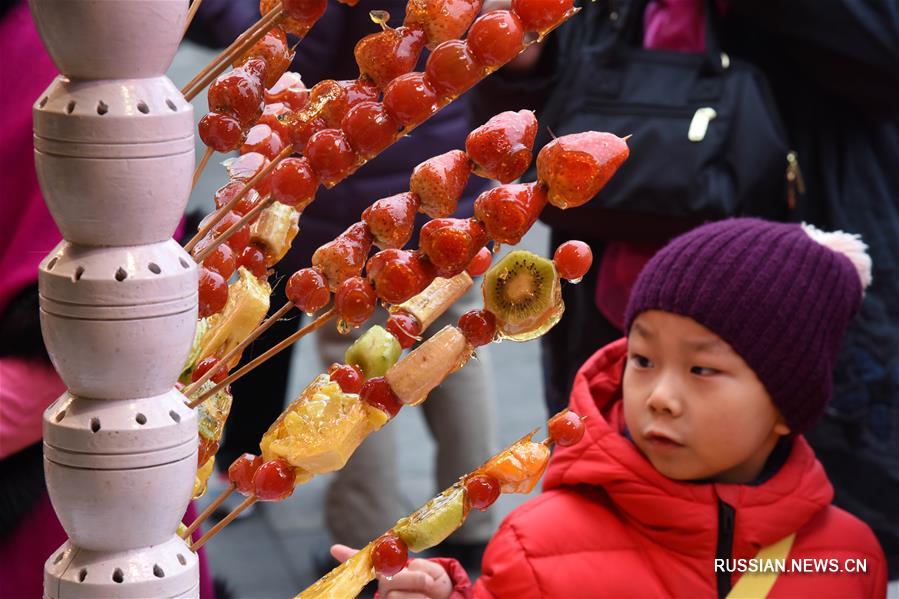 Открытие традиционного фестиваля засахаренных ягод в китайском городе Циндао