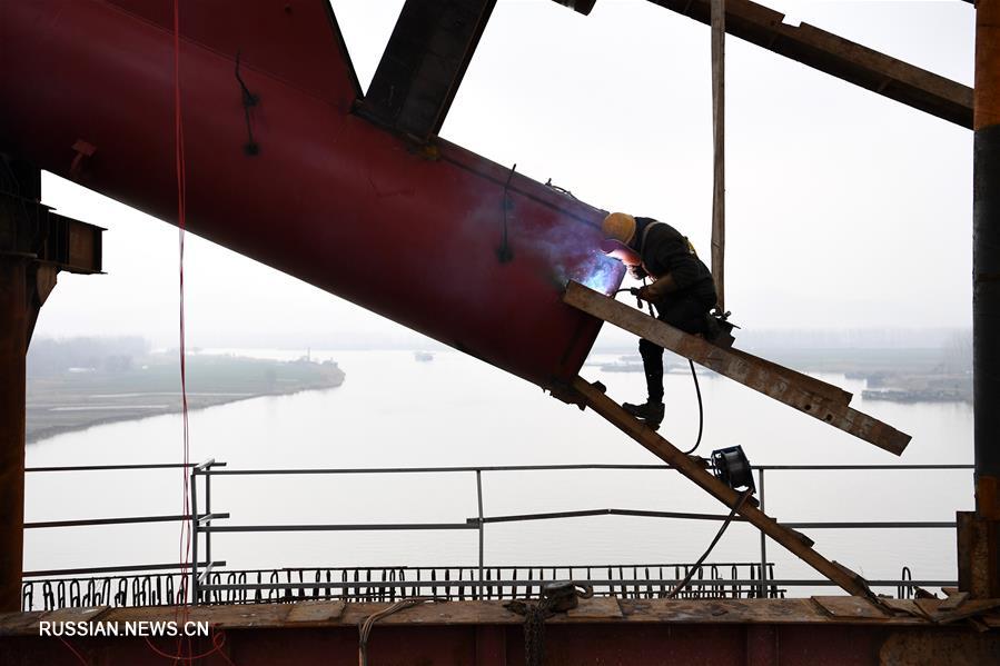 В провинции Аньхой завершен подъем арки железнодорожного моста через Хуайхэ 