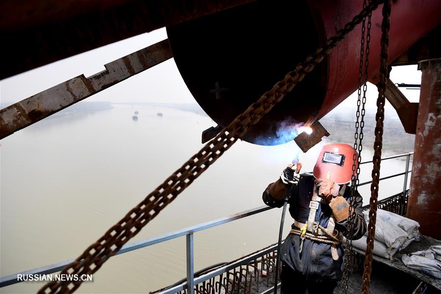 В провинции Аньхой завершен подъем арки железнодорожного моста через Хуайхэ 