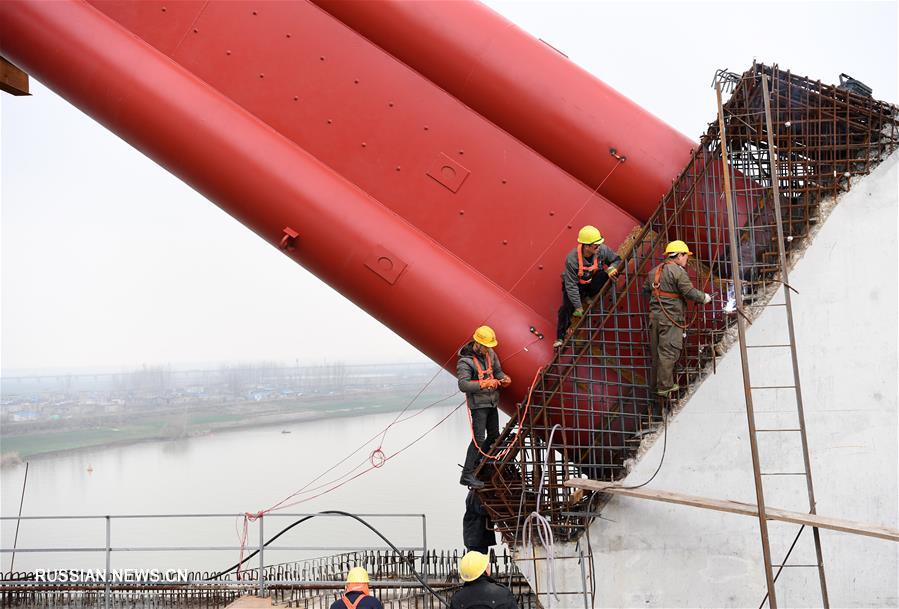 В провинции Аньхой завершен подъем арки железнодорожного моста через Хуайхэ 