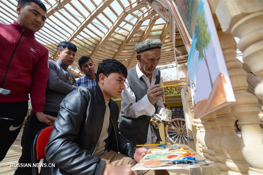 Художник из синьцзянской деревни следует за своей мечтой