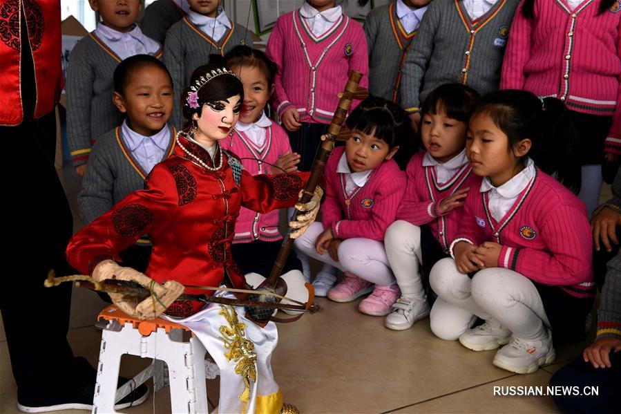 Традиционное кукольное представление в детском саду в городе Ляньчэн