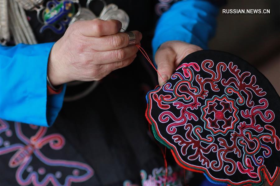 Прекрасная вышивка из провинции Гуйчжоу