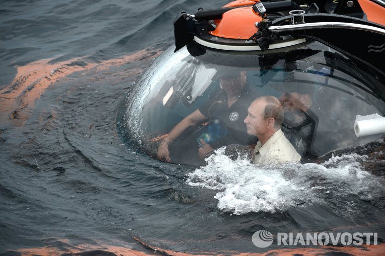 Президент России Владимир Путин совершает погружение на батискафе к затонувшему древнему судну