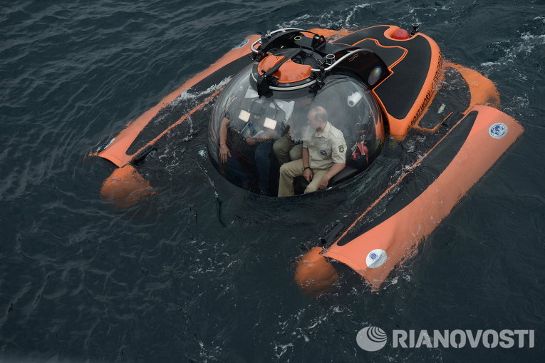 Владимир Путин совершает погружение на батискафе к затонувшему древнему судну в Крыму