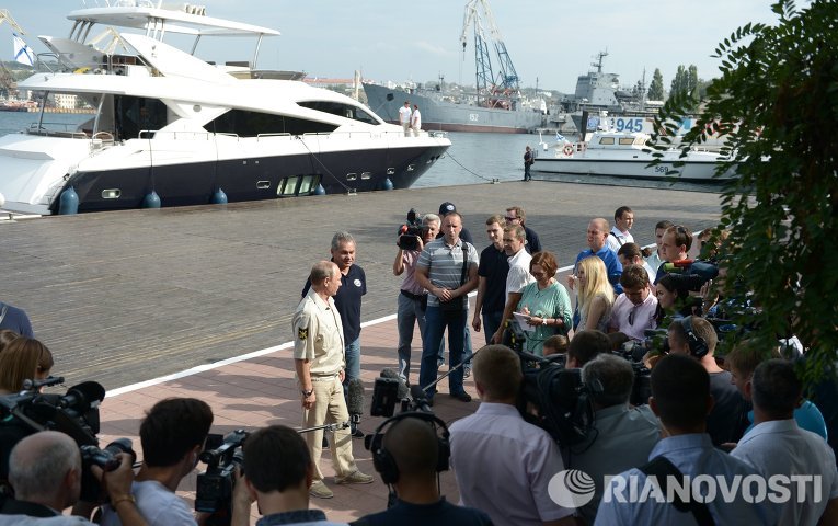 Владимир Путин общается с журналистами на Графской пристани Севастополя 