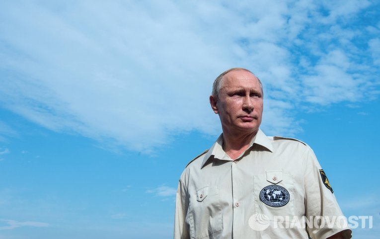 Президент России Владимир Путин после погружения на батискафе к затонувшему древнему судну