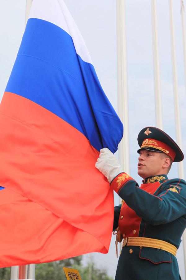 （图文互动）（2）俄武装力量方队举行升旗仪式 