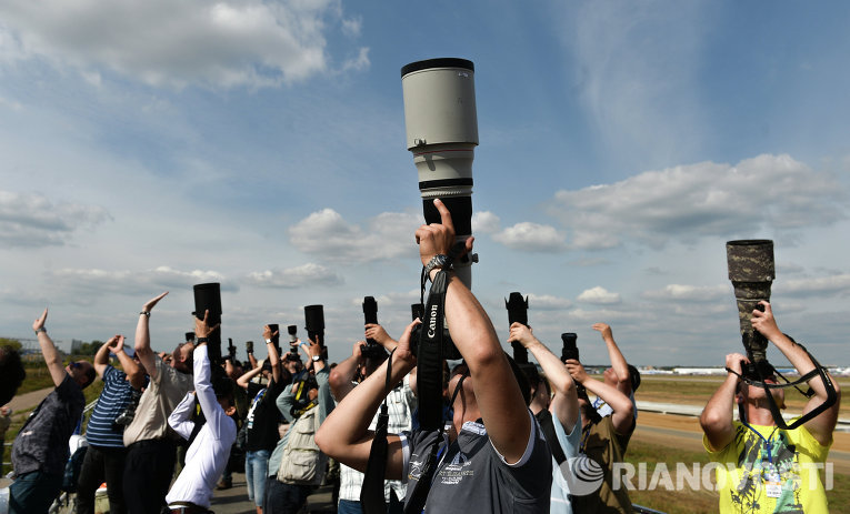 Фотокорреспонденты на Международном авиационно-космическом салоне МАКС-2015 в подмосковном Жуковском