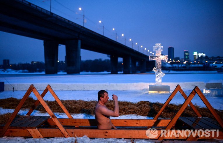 Верующие купаются в проруби на реке Обь в Новосибирске