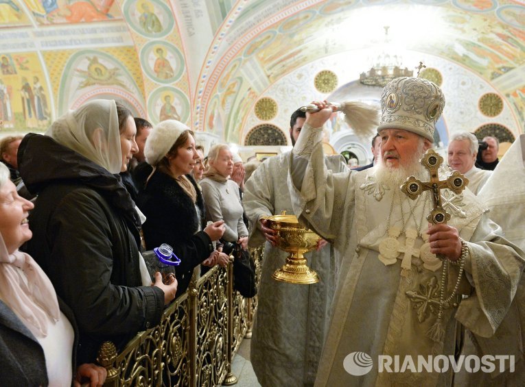 Патриарх Московский и всея Руси Кирилл совершает Божественную литургию в храме Христа Спасителя