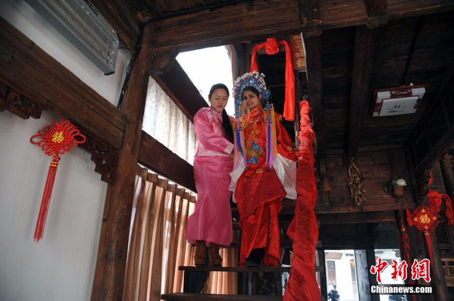 Студенты-иностранцы из 26 стран в музее провинции Аньхой испытали на себе свадебный обряд династии 