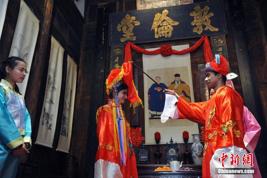 Студенты-иностранцы из 26 стран в музее провинции Аньхой испытали на себе свадебный обряд династии 