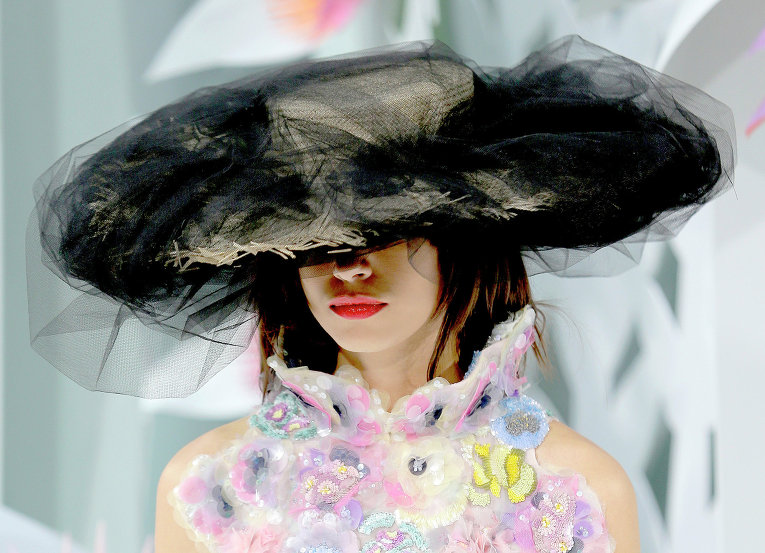 Показ коллекции Chanel в рамках недели высокой моды в Париже. 2015 год