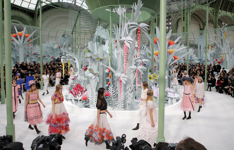 Показ коллекции Chanel в рамках недели высокой моды в Париже. 2015 год
