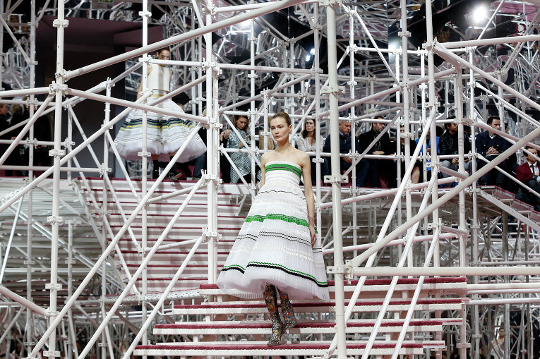 Показ коллекции Christian Dior в рамках недели высокой моды в Париже. 2015 год