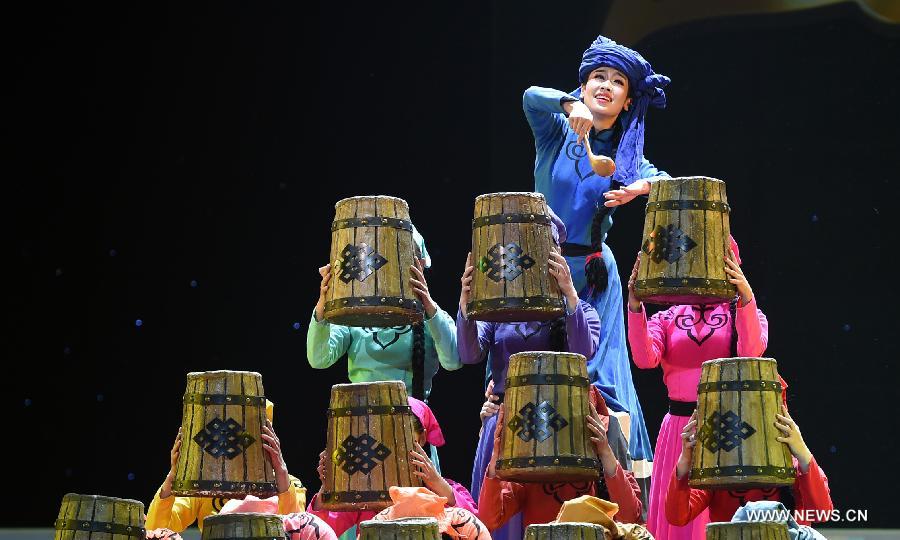 （晚报）（4）第四届中国蒙古舞大赛在呼和浩特举行