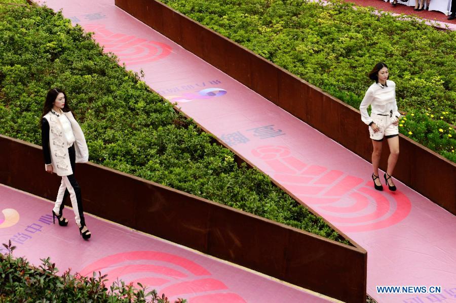 #（晚报）（1）山东青岛举行&ldquo;结韵风情&rdquo;时装秀