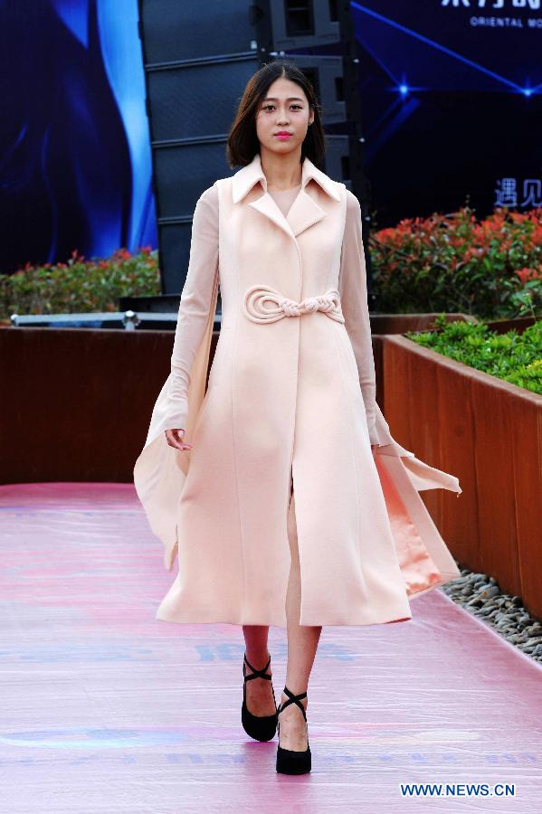 #（晚报）（5）山东青岛举行&ldquo;结韵风情&rdquo;时装秀