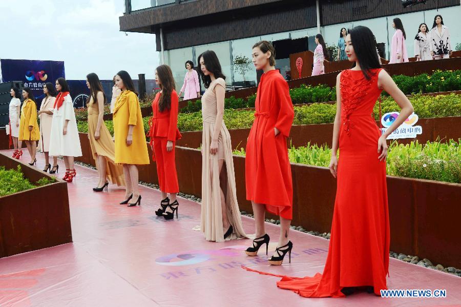 #（晚报）（6）山东青岛举行&ldquo;结韵风情&rdquo;时装秀