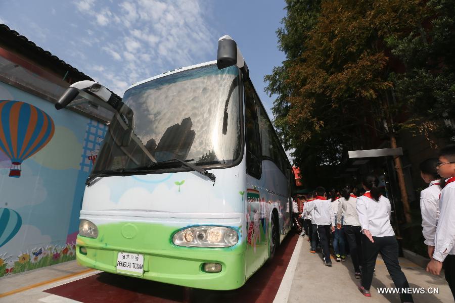 （社会）（1）上海：废旧“巴士”变“教室”