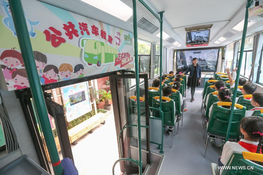 （社会）（2）上海：废旧“巴士”变“教室”