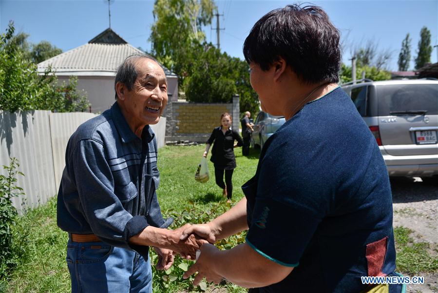 Китайский центр помощи в Кыргызстане приготовил подарки в честь праздника Дуаньуцзе