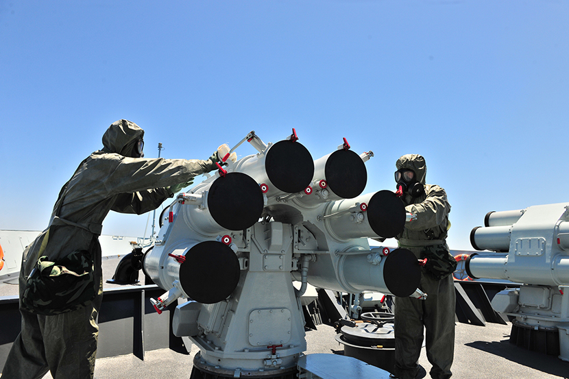 5月18日，中俄“海上联合-2015（I）”军事演习进入联合海上防御演练阶段，官兵在防核生化武器演练中进行洗消作业。