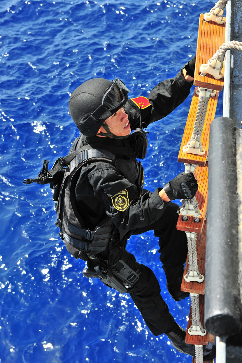 5月20日，中俄“海上联合-2015（I）”军事演习进入保证航运安全联合行动演练阶段，中方特战队员通过软梯攀爬至被”海盗“劫持船只。